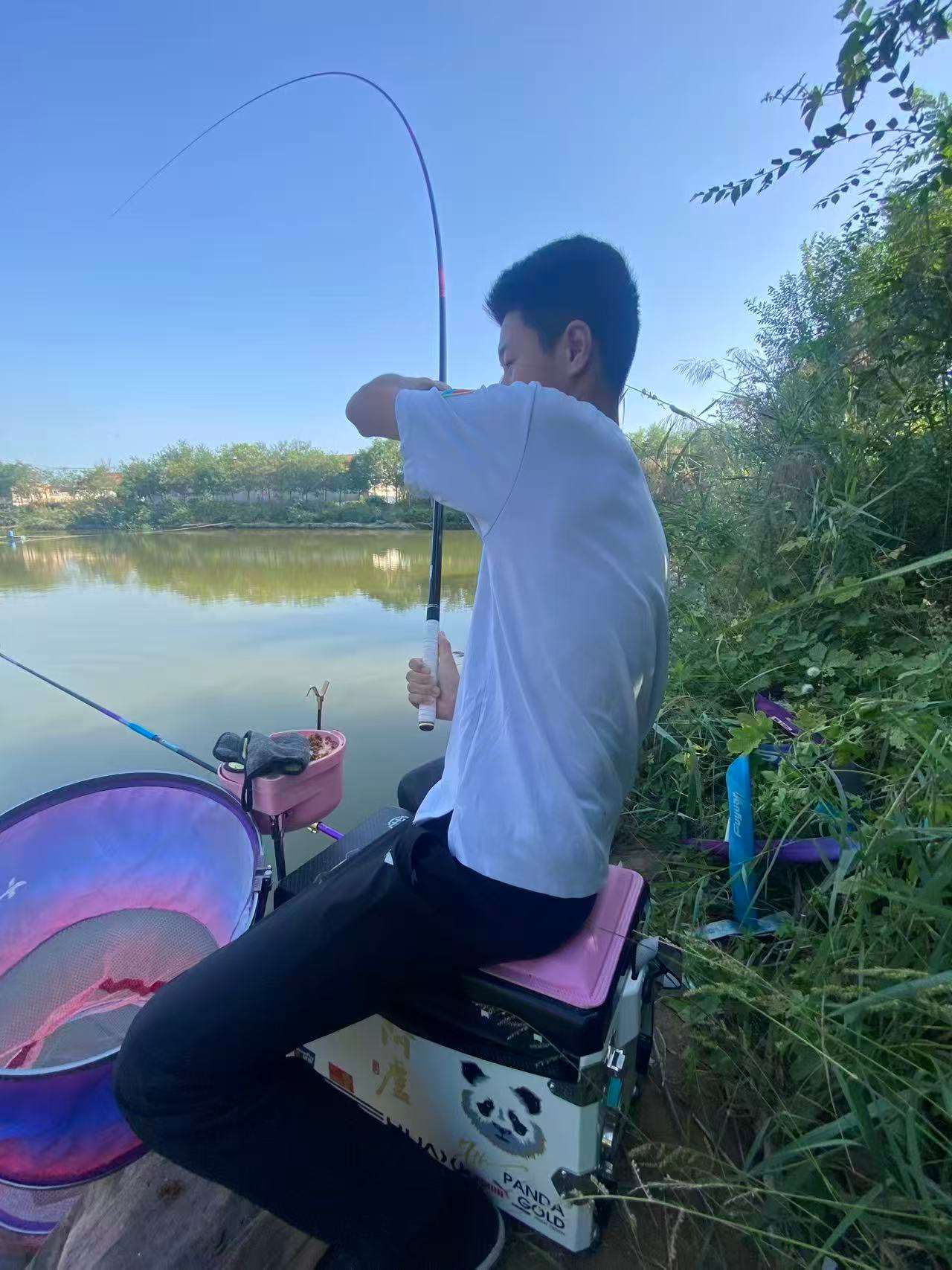 学生钓鱼风采